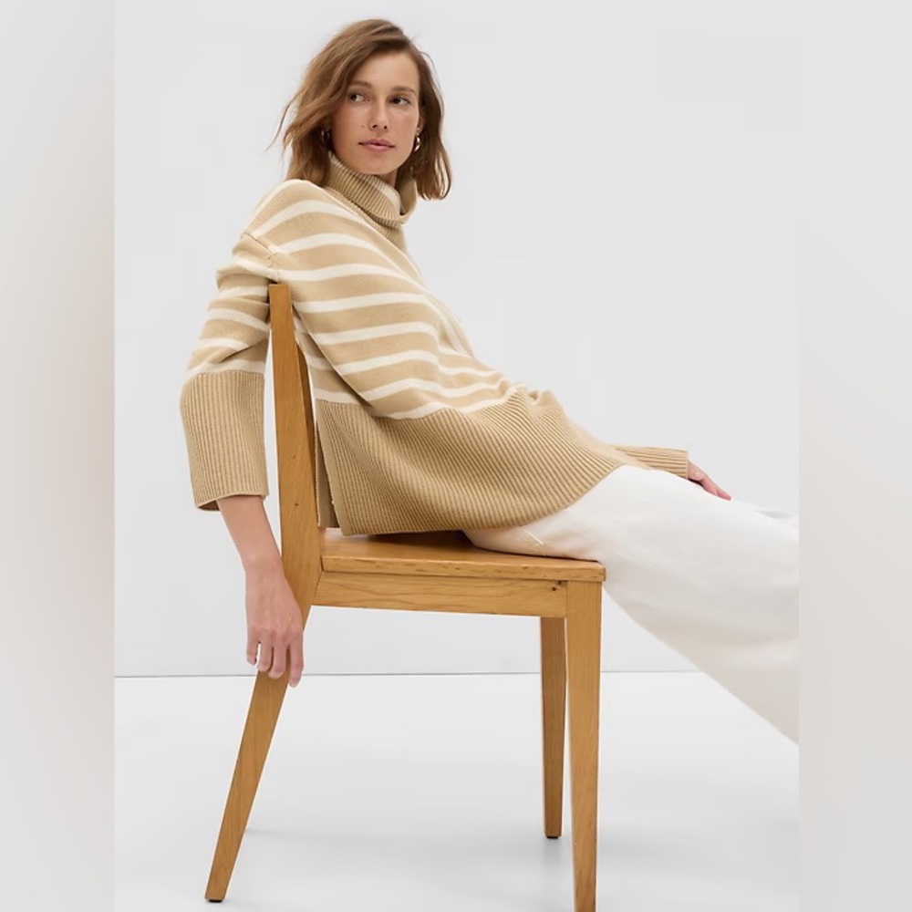 GAP 24/7 Split-Hem Turtleneck Sweater